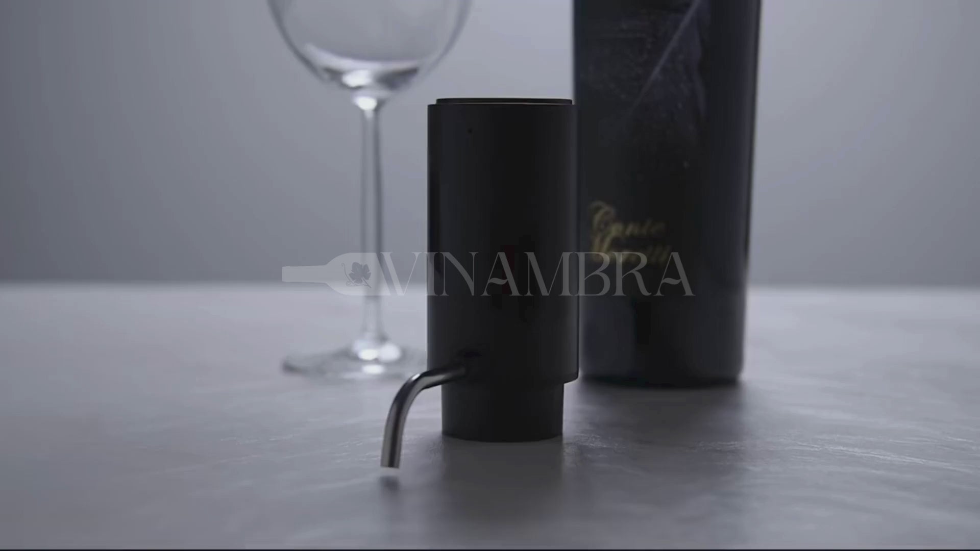 Charger la vidéo : video-presentation-aerateur-de-vin-electrique-vinambra